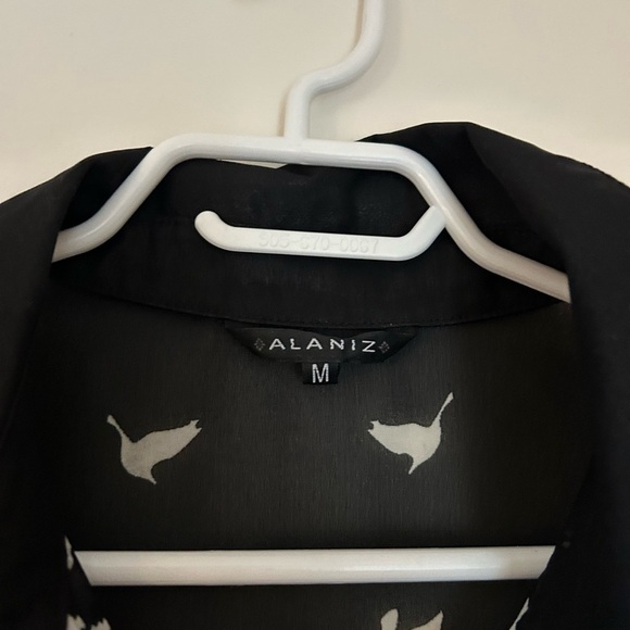 Black and White Sleeveless Button Down Shirt - Picture 3 of 4